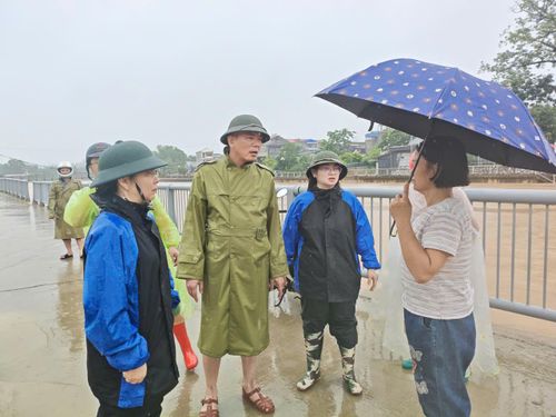 Chủ tịch xã Hòa An cùng cán bộ hỗ trợ nhân dân khu vực ngập úng