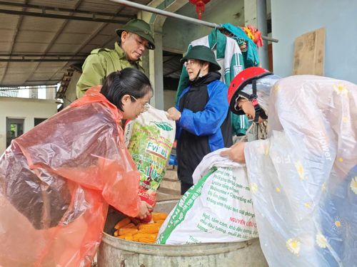 Cán bộ xã Hòa An hỗ trợ đưa tài sản nhân dân đến nơi an toàn