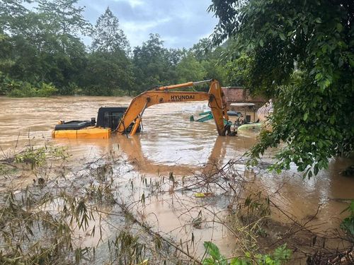 Nhiều phương tiện máy móc đã bị ngập sâu dưới dòng nước.