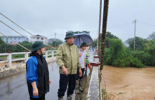 Ngày 26/6, Phó Chủ tịch UBND tỉnh Hoàng Văn Thạch cùng đoàn công tác đã kiểm tra thực tế tình hình tại xóm Nà Tẻng, xã Hòa An và khu vực sông Hiến, phường Thục Phán.