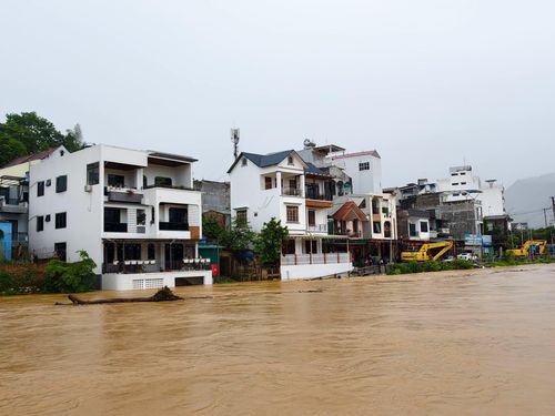 Mực nước sông Bằng Giang vẫn đang dâng cao.