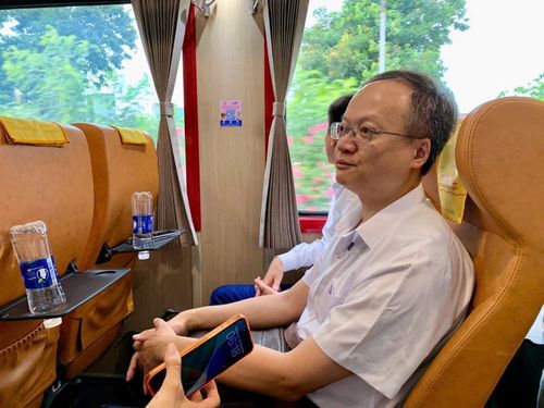 Bác sĩ Thái trên chuyến tàu di chuyển từ Hà Nội xuống Ninh Bình. 