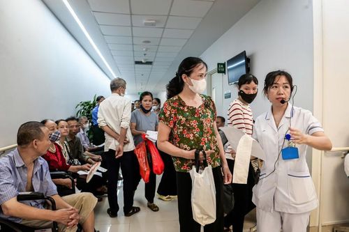 Hàng nghìn lượt bệnh nhân đến thăm khám trong ngày đầu tiên.