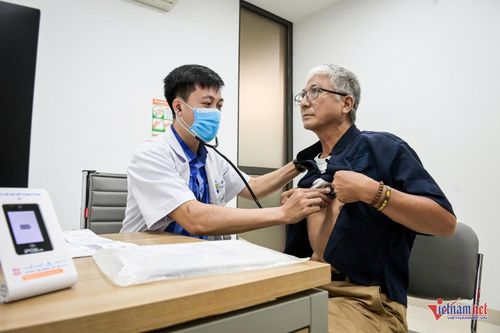 Ông Yêm đến bệnh viện từ rất sớm để đăng ký khám.
