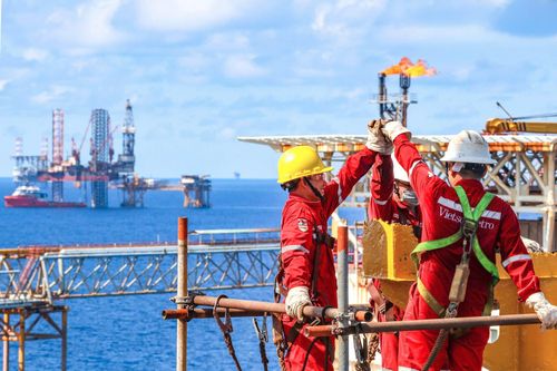 Từ thực tiễn tại Bạch Hổ, Vietsovpetro trở thành một “trường học lớn” của ngành dầu khí Việt Nam, nơi nhiều thế hệ cán bộ, kỹ sư, công nhân trưởng thành.