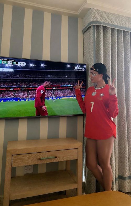 Georgina Rodriguez cổ vũ Cristiano Ronaldo qua màn hình.