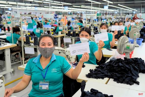 Công ty TNHH Haivina Hồng Lĩnh (Hà Tĩnh) đã chi 650 triệu đồng để hỗ trợ tiền xăng xe cho hơn 1.300 lao động, góp phần giảm áp lực chi phí đi lại.