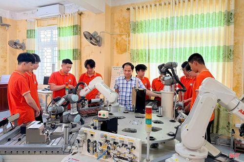 Trường Cao đẳng Công nghệ Hà Tĩnh đẩy mạnh mô hình đào tạo kép, gắn đào tạo với thực hành tại doanh nghiệp.