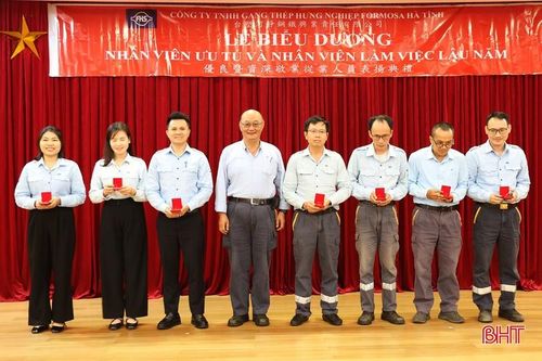 Formosa Hà Tĩnh đã biểu dương 32 nhân viên ưu tú và trao tặng vàng cho 641 nhân viên gắn bó lâu năm với doanh nghiệp.