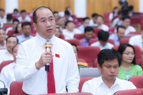 Đại biểu Nguyễn Thế Hoàn - Phó Chủ tịch Ủy ban MTTQ tỉnh, Chủ tịch LĐLĐ tỉnh đặt câu hỏi tại phiên chất vấn.