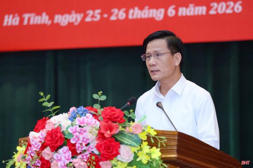 Giám đốc Sở Nội vụ Trịnh Văn Ngọc đăng đàn trả lời chất vấn.
