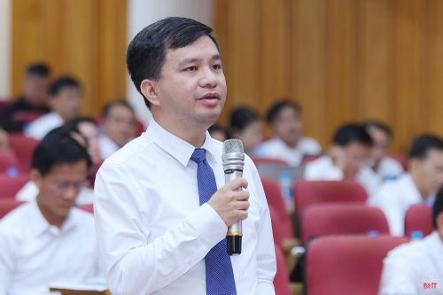 Đại biểu Phan Trung Kiên - Phó Trưởng ban Văn hóa - Xã hội HĐND tỉnh (Tổ đại biểu số 8) chất vấn Giám đốc Sở GĐ&ĐT về chỉ tiêu biên chế giáo viên.