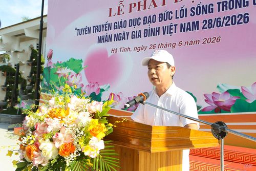 Ông Nguyễn Công Thành - Phó Giám đốc Sở VH-TT&amp;DL Hà Tĩnh phát động tại buổi lễ