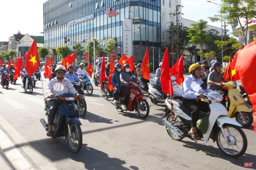 Đông đảo cán bộ và Nhân dân tham gia diễu hành tuyên truyền giáo dục đạo đức lối sống trong gia đình trên các tuyến phố trung tâm phường Thành Sen.
