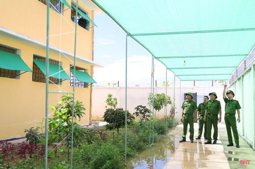 Hệ thống mái che, lưới che cùng nhiều hạng mục khác được huy động từ nguồn xã hội hóa, trong đó có sự đóng góp của cán bộ chiến sĩ.