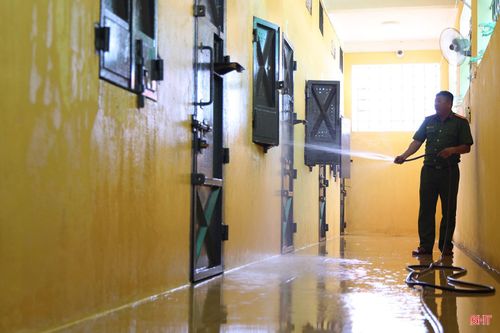 Giải pháp tưới nước lên tường, sàn buồng giam được triển khai thường xuyên để chống nóng.