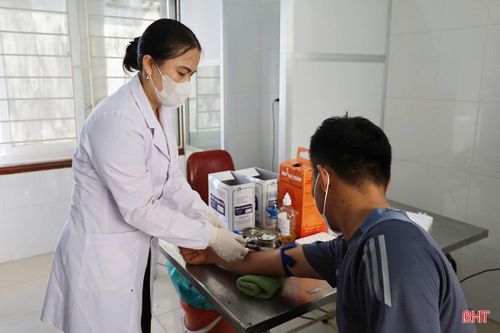 Cán bộ y tế CDC chủ động xét nghiệm HIV cho bệnh nhân điều trị nghiện các chất dạng thuốc phiện bằng thuốc Methadone.