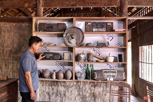 Từ niềm đam mê những món đồ xưa, anh Tùng đã dày công sưu tầm hơn 100 hiện vật như: hũ sành, chum vại, đài cát sét, ti vi đen trắng, cối giã gạo cùng nhiều nông cụ sản xuất truyền thống khác. Trong số này, nhiều hiện vật do gia đình lưu giữ, nhiều món đồ được bạn bè, người thân trao tặng, góp phần tạo nên một không gian hoài niệm giàu giá trị văn hóa.
