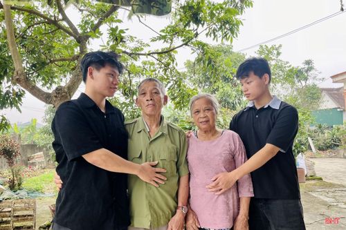 Em Trần Hoàng Hải (bên trái) và em trai song sinh lớn lên trong sự yêu thương, dạy dỗ của ông bà.