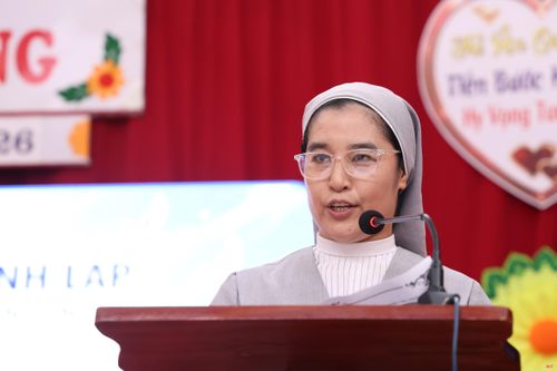 Sơ Nguyễn Thị Toàn, Giám đốc Trung tâm Hỗ trợ phát triển – Giáo dục hòa nhập trẻ khuyết tật Hồng Lĩnh phát biểu tại buổi lễ.