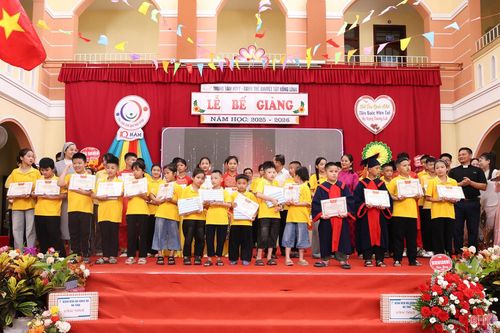 Trao thưởng cho các em học sinh có thành tích tốt trong học tập và rèn luyện năm học 2025 - 2026.