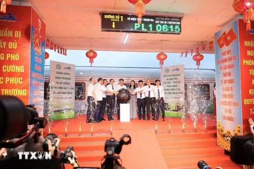 Nghi thức khai trương đoàn tàu Hà Nội-Phủ Lý tại ga Hà Nội, với chuyến PL1 khởi hành lúc 6h15 đi Phủ Lý, phục vụ đưa đón cán bộ, nhân viên y tế tới Bệnh viện Bạch Mai cơ sở 2. (Ảnh: Phạm Tuấn Anh/TTXVN)