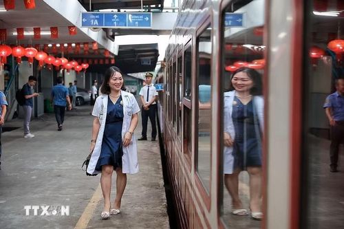 Bác sĩ chuyên khoa II Nguyễn Mai Hương bày tỏ niềm hân hoan, háo hức trước khi lên tàu đi làm. (Ảnh: Phạm Tuấn Anh/TTXVN)