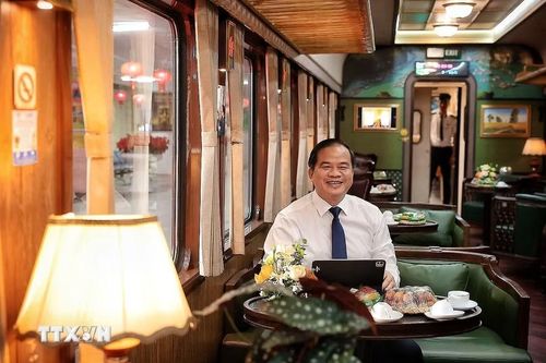 Phó Giáo sư, Tiến sỹ Đào Xuân Cơ, Bí thư Đảng ủy, Giám đốc Bệnh viện Bạch Mai, trải nghiệm làm việc trên tàu. (Ảnh: Phạm Tuấn Anh/TTXVN)