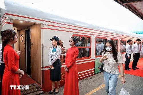 Các nhân viên y tế Bệnh viện Bạch Mai ngày đầu tiên đi làm bằng tàu hỏa. (Ảnh: Phạm Tuấn Anh/TTXVN)
