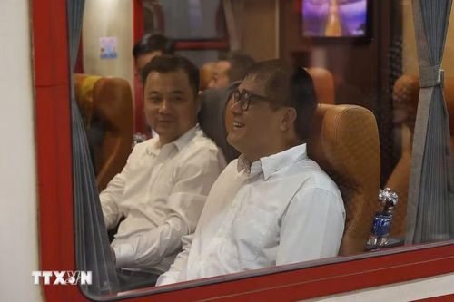 Cán bộ, y bác sỹ bệnh viện Bạch Mai trò truyện trước khi đoàn tàu lăn bánh. (Ảnh: Tiến Long/TTXVN phát)