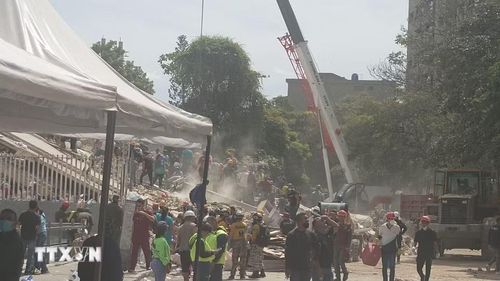 Các lực lượng cứu hộ Venezuela tìm kiếm những người mất tích và mắc kẹt dưới đống đổ nát. (Ảnh: Phi Hùng/TTXVN)