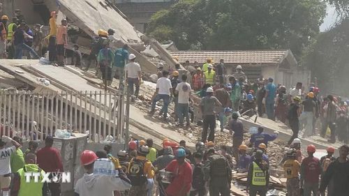 Các lực lượng chức năng và người dân Venezuela đang chạy đua với thời gian để tìm kiếm những người bị mắc kẹt trong khi các dư chấn mạnh vẫn liên tục được ghi nhận. (Ảnh: Phi Hùng/TTXVN)