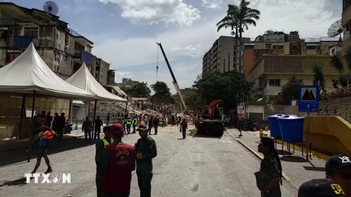 Các lực lượng cứu hộ Venezuela tìm kiếm những người mất tích và mắc kẹt dưới đống đổ nát. (Ảnh: Phi Hùng/TTXVN)