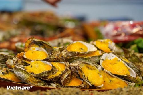 Hàu nướng béo ngậy là một trong những món quà từ biển không thể bỏ qua tại không gian ẩm thực của lễ hội "Tam Thanh - Biển xanh vẫy gọi". (Ảnh: Thanh Phong/Vietnam+) 
