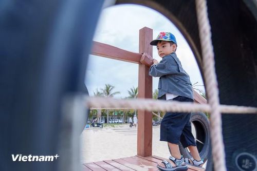 Khu vực vui chơi trên biển được trang bị nhiều trò chơi vận động từ gỗ và lốp xe tái chế, tạo không gian trải nghiệm thú vị cho thiếu nhi. (Ảnh: Thanh Phong/Vietnam+)