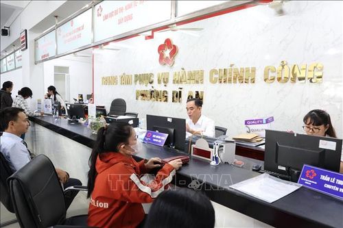 Người dân đến giao dịch tại Trung tâm phục vụ Hành chính công phường Dĩ An, Thành phố Hồ Chí Minh.
