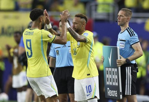 Neymar vào sân thay Cunha ở trận thắng Scotland. Ảnh Tân Hoa Xã/TTXVN.