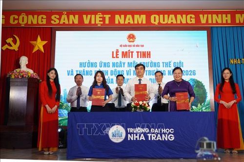 Đại diện Trường Đại học Nha Trang, Sở Giáo dục và Đào tạo tỉnh Khánh Hòa và Tỉnh đoàn Khánh Hòa ký kết biên bản hợp tác về giáo dục môi trường, chuyển đổi xanh và phát triển bền vững.
