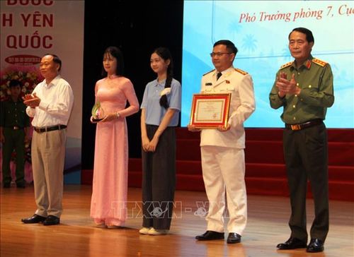 Tuyên dương các gia đình tiêu biểu. Ảnh: Trịnh Bang Nhiệm/TTXVN