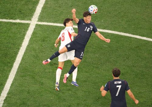 Pha tranh bóng giữa tiền vệ Thổ Nhĩ Kỳ Arda Guler (số 8) và tiền vệ Mỹ Sebastian Berhalter (số 14). Ảnh: AFP/TTXVN (Ảnh không cho phép bên thứ ba khai thác, chia sẻ lại)