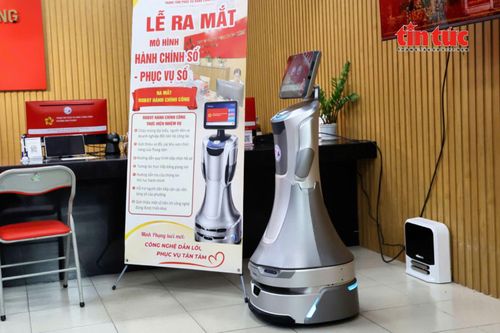 Robot hành chính công có thể tương tác bằng giọng nói, hướng dẫn tra cứu thủ tục hành chính và dẫn người dân đến khu vực giải quyết thủ tục.