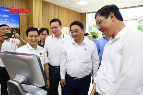 Lãnh đạo phường Minh Phụng trải nghiệm Robot hành chính công và các tiện ích số phục vụ giải quyết thủ tục hành chính.
