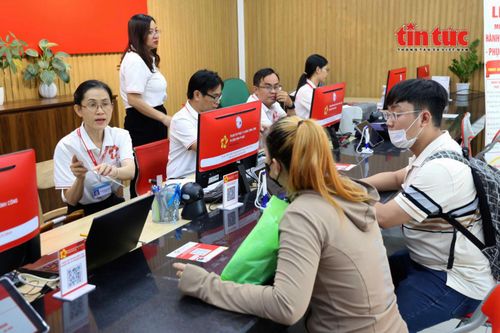 Người dân thực hiện thủ tục hành chính với sự hỗ trợ của các tiện ích thuộc mô hình "Hành chính số - Phục vụ số".