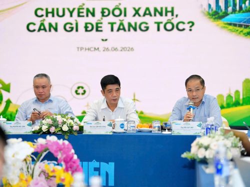 TS Đào Duy Anh, Phó Cục trưởng Cục Đổi mới sáng tạo, Chuyển đổi xanh và Khuyến công (bìa phải) chia sẻ về các điểm nghẽn của việc chuyển đổi xanh.