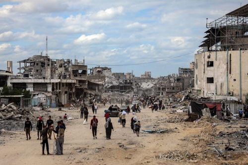 Người tị nạn Palestine trở về nhà ở thành phố Khan Younis, Dải Gaza, ngày 12/10/2025. Ảnh: THX/TTXVN
