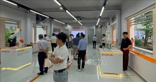 Các đại biểu tham quan Trung tâm Thực hành Công nghệ Tự động hóa 2.0 – KUKA Automation 2.0 Technology Center tại Khu Công nghệ cao TP Hồ Chí Minh. Ảnh: Thanh Vũ/TTXVN
