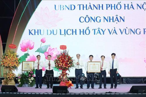 Thứ trưởng Bộ Văn hóa, Thể thao và Du lịch Nguyễn Huy Dũng trao Quyết định công nhận "Khu du lịch Hồ Tây và vùng phụ cận", góp phần tạo điểm nhấn trong phát triển du lịch văn hóa, sinh thái và không gian trải nghiệm gắn với sen của Thủ đô. Ảnh: Phạm Tuấn Anh/TTXVN
