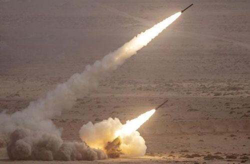 Ảnh minh họa. Hệ thống pháo phản lực cơ động cao M142 (HIMARS) của Mỹ bắn loạt đạn trong cuộc tập trận "Sư tử châu Phi" thường niên lần thứ hai tại khu vực Tan-Tan ở tây nam Morocco vào ngày 30/6/2022. (Ảnh của FADEL SENNA/AFP)