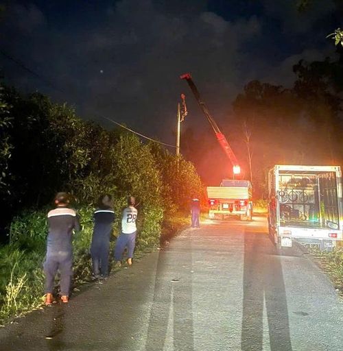 Công nhân HueWACO thi công cả ngày lẫn đêm đảm bảo nguồn nước đến sớm với người dân.