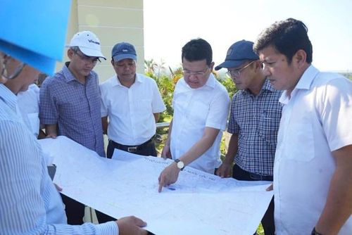 Ông Hoàng Hải Minh, Phó Chủ tịch thường trực UBND TP.Huế cùng đoàn công tác kiểm tra tình hình cấp nước ở xã Chân Mây - Lăng Cô, xã Phú Lộc, qua đó có những chỉ đạo kịp thời tháo gỡ những vướng mắc, khó khăn trong quá trình vận hành, đảm bảo nguồn nước sạch cho người dân.